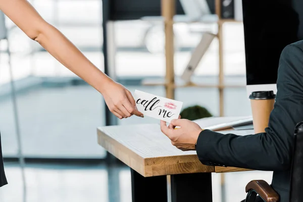 Visión Parcial Mujer Negocios Que Llama Nota Colega Lugar Trabajo — Foto de stock gratuita