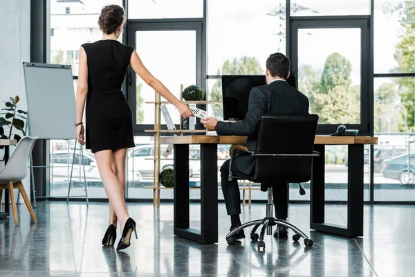 Rear View Businesswoman Giving Call Note Colleague Workplace Office — Stock Photo, Image