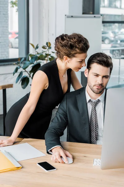 Junge Verführerische Geschäftsfrau Flirtet Mit Kollegin Während Der Arbeit Büro — kostenloses Stockfoto