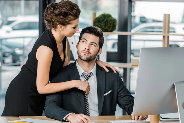 Jeune Femme Affaires Séduisante Flirter Avec Collègue Pendant Travail Bureau — Photo