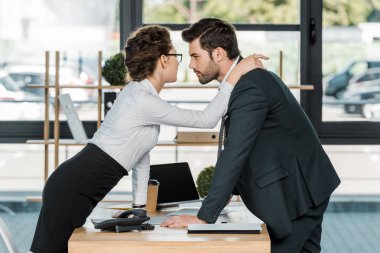 iş adamı ve iş kadını ofiste işyerinde flört yan görünüm