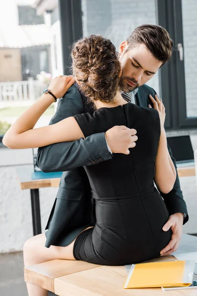 Gepassioneerde Zakenman Unzipping Jurk Van Verleidelijke Zakenvrouw Werkplek Kantoor — Stockfoto