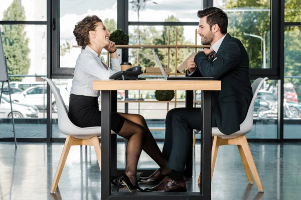 Vista Lateral Joven Mujer Negocios Coqueteando Con Hombre Negocios Durante — Foto de stock gratis