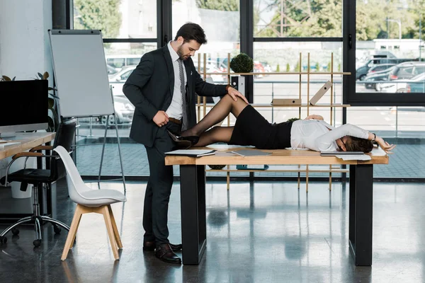 Empresário Apaixonado Mulher Negócios Local Trabalho Escritório — Fotografia de Stock