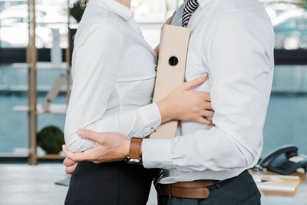 Ritagliato Colpo Colleghi Lavoro Con Cartella Flirtare Ufficio — Foto Stock