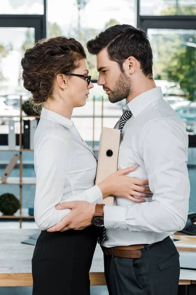 Vista Laterale Dei Colleghi Lavoro Con Cartella Flirtare Ufficio — Foto Stock