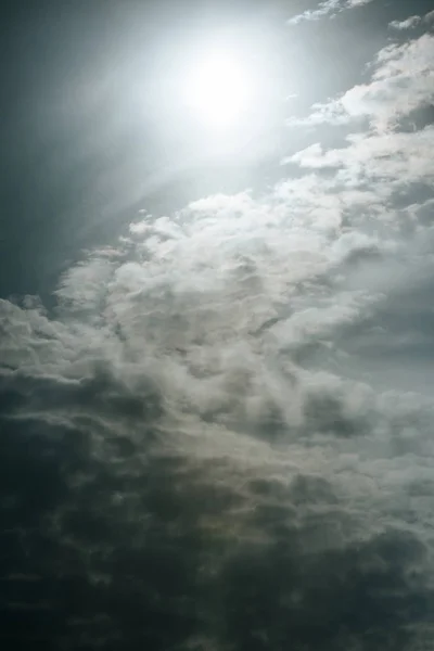 Beaux Nuages Blancs Avec Lumière Soleil Ciel Gris — Photo