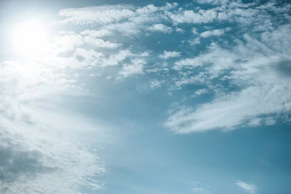 Piękne Białe Chmury Promieni Słonecznych Błękitne Niebo — Zdjęcie stockowe
