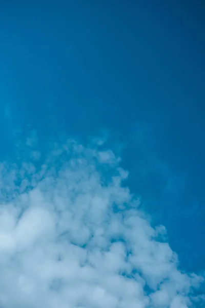 Hafif Mavi Gökyüzü Güzel Beyaz Bulutlara — Stok fotoğraf