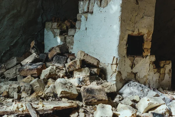 Edifício Velho Abandonado Com Parede Tijolo Quebrado — Fotografia de Stock