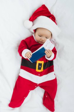 şirin bebek Santa üstten görünüm uygun uçuş bilet ve pasaport ile beşik yalan