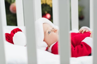 Küçük Bebek beşiğinde yatan Noel Baba kıyafetli yakın çekim çekim
