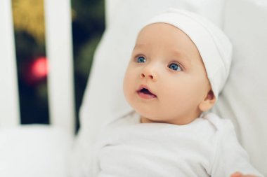 yakın çekim beyaz şapka uzakta bakarak küçük bebek portresi