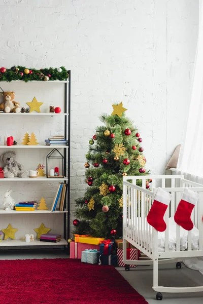 圣诞装饰婴儿房内有摇篮 — 图库照片