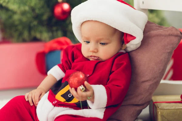 Santa Öltöny Kezében Karácsonyi Csecsebecse Aranyos Kis Bébi — Stock Fotó