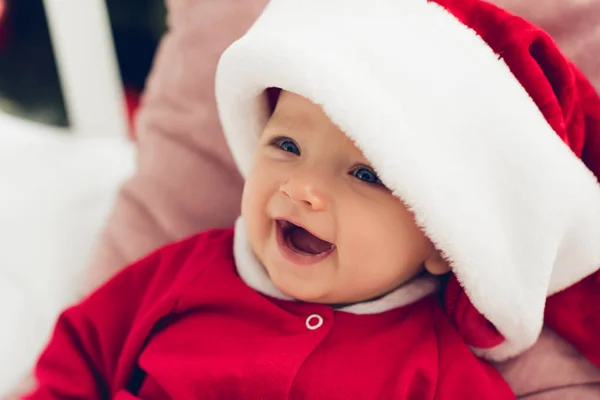 Primer Plano Retrato Riendo Pequeño Bebé Traje Santa —  Fotos de Stock