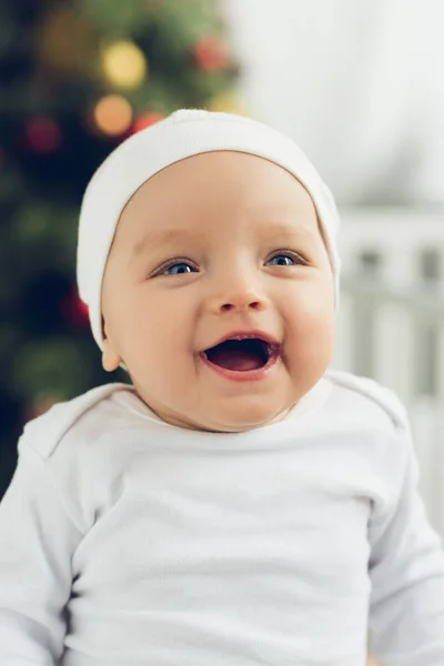 Close Πορτρέτο Της Γελώντας Λίγο Μωρό Λευκό Καπέλο Θολή Χριστουγεννιάτικο — Δωρεάν Φωτογραφία