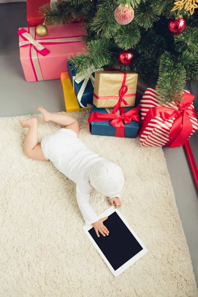 Magas Szög Kilátás Kisbaba Feküdt Padlón Karácsonyi Ajándékok Közelében Tabletta — Stock Fotó
