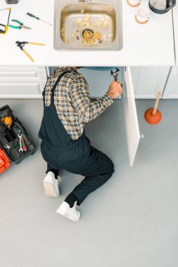 kırık lavabo mutfakta ayarlanabilir anahtarı ile tamir tesisatçı yüksek açılı görünüş