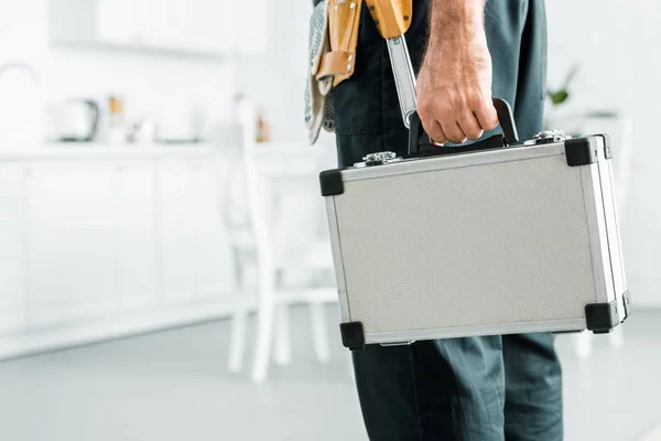 Imagen Recortada Fontanero Sosteniendo Caja Herramientas Cocina — Foto de Stock