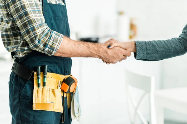 Imagem Cortada Encanador Cliente Apertando Mãos Cozinha — Fotografia de Stock