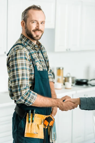 Sonriente Fontanero Guapo Cliente Estrechando Mano Cocina — Foto de Stock