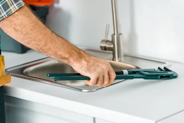 Imagen Recortada Fontanero Sosteniendo Llave Mono Cerca Del Fregadero Cocina — Foto de Stock