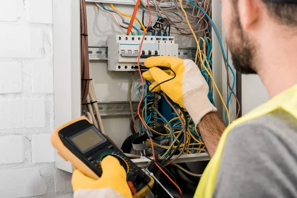 Imagem Cortada Eletricista Verificando Caixa Elétrica Com Multimetr Corredor — Fotografia de Stock