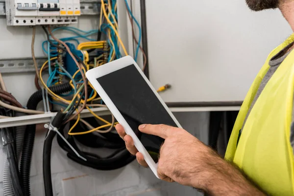 Imagem Cortada Eletricista Usando Tablet Perto Caixa Elétrica Corredor — Fotografia de Stock