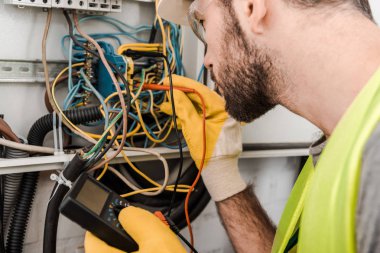 elektrikçi elektrik kutusu multimetr koridorda ile kontrol yan görünüm