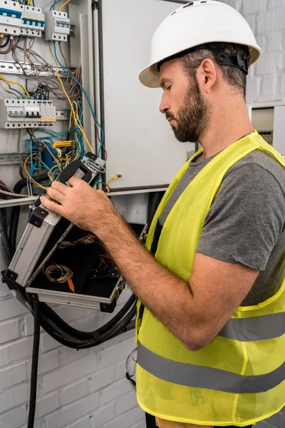 Zijaanzicht Van Knappe Elektricien Bedrijf Toolbox Buurt Van Elektrakast Gang — Stockfoto