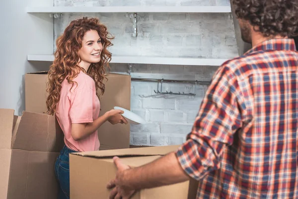 Boyfriend Smiling Girlfriend Unpacking Cardboard Boxes Together New Kitchen — Stock Photo, Image