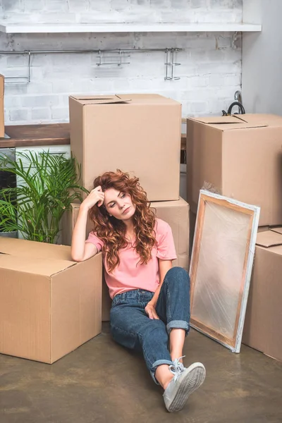 Yeni Evde Karton Kutular Yakın Katta Oturan Kıvırcık Kırmızı Saçlı — Ücretsiz Stok Fotoğraf
