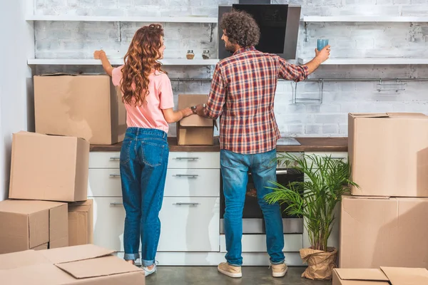 Achteraanzicht Van Paar Kartonnen Dozen Nieuwe Thuis Uitpakken Gebruiksvoorwerp Zetten — Stockfoto