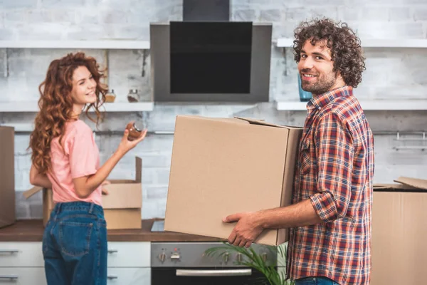 Casal Feliz Desempacotando Caixas Papelão Nova Casa — Fotografia de Stock