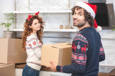 mutlu Noel, tehcir sırasında/açma karton kutular genç çift 