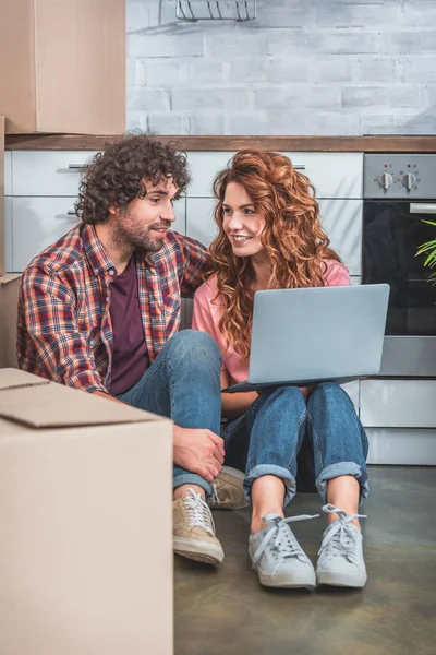 Couple Curly Hair Sitting Laptop Cardboard Boxes Floor New Kitchen — Stock Photo, Image