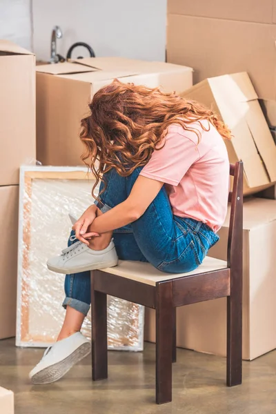 Donna Con Capelli Rossi Ricci Seduta Sulla Sedia Vicino Scatole — Foto Stock