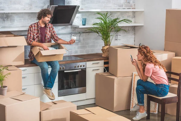 Petit Ami Déballage Ustensile Boîte Carton Nouvelle Maison Montrant Femme — Photo gratuite