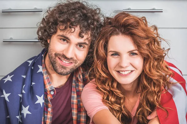 Portrait Couple Souriant Assis Enveloppé Dans Drapeau Américain Regardant Caméra — Photo