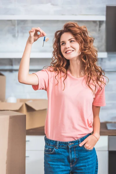 Happy Young Woman Holding Key New Apartment — Free Stock Photo