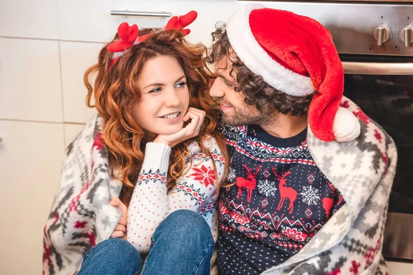 Feliz Joven Pareja Santa Sombrero Astas Diadema Sonriendo Uno Otro — Foto de Stock