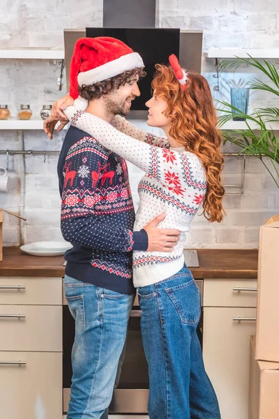 Vista Lateral Feliz Pareja Joven Abrazando Celebrando Navidad Juntos Nuevo — Foto de stock gratis