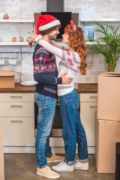 Happy Young Couple Hugging Celebrating Christmas Together New Home — Free Stock Photo