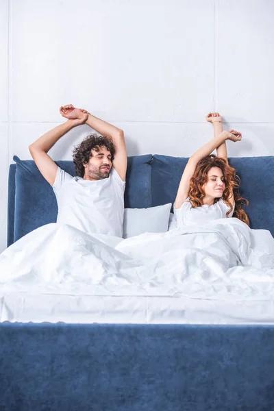 Glückliches Junges Paar Wacht Gemeinsam Schlafzimmer Auf — kostenloses Stockfoto