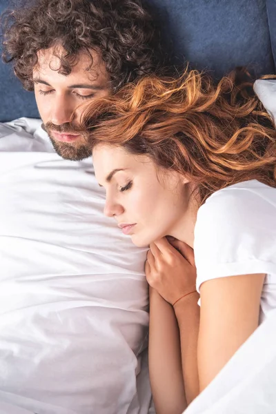 Top View Beautiful Young Couple Sleeping Together Bed — Free Stock Photo