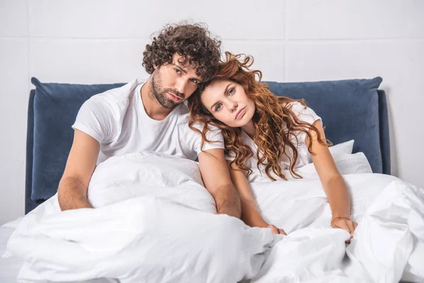 Young Couple Suffering Headache Sitting Bed Looking Camera — Stock Photo, Image