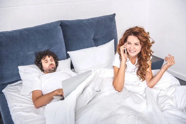 Vista Ángulo Alto Mujer Sonriente Hablando Por Teléfono Inteligente Hombre — Foto de stock gratuita