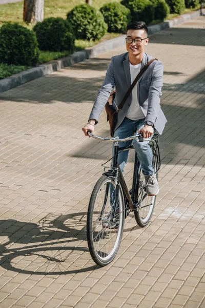 Guapo Sonriente Asiático Hombre Ciclismo Bicicleta Ciudad — Foto de stock gratis