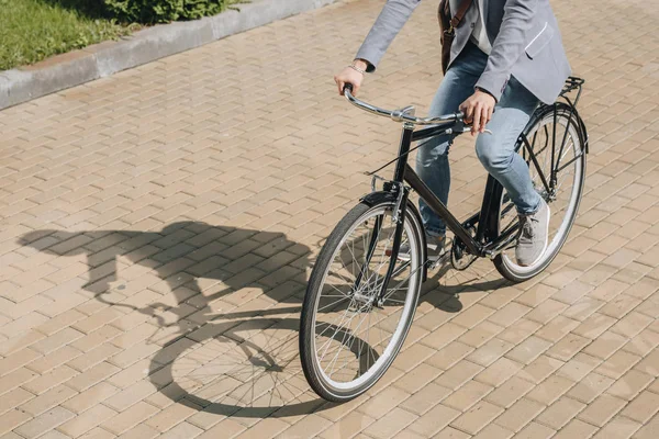 Vista Cortada Homem Elegante Ciclismo Bicicleta Cidade — Fotografia de Stock